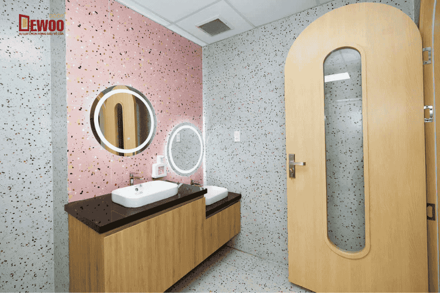 CÁC LOẠI CỬA NHỰA GIẢ GỖ TOILET PHỔ BIẾN NHẤT NĂM 2026